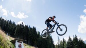 Giù dalla Black Snake di Val di Sole: curva dopo curva, dal deck della bici di Marco Melandri e Stefano Migliorini