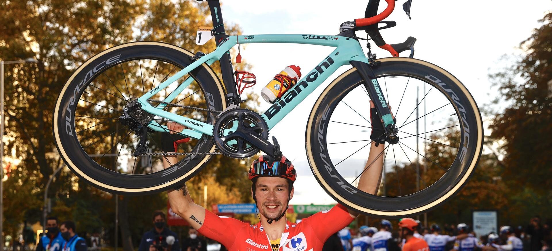 Roglic festeggia con la sua Bianchi