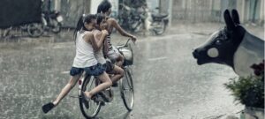 pedalare sotto la pioggia (fonte pixabay - StockSnap)