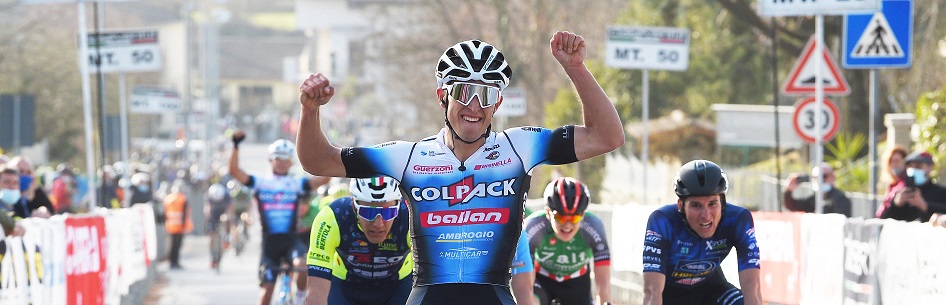 Davide Persico a braccia alzate sul traguardo della Coppa San Geo. FOTO RODELLA