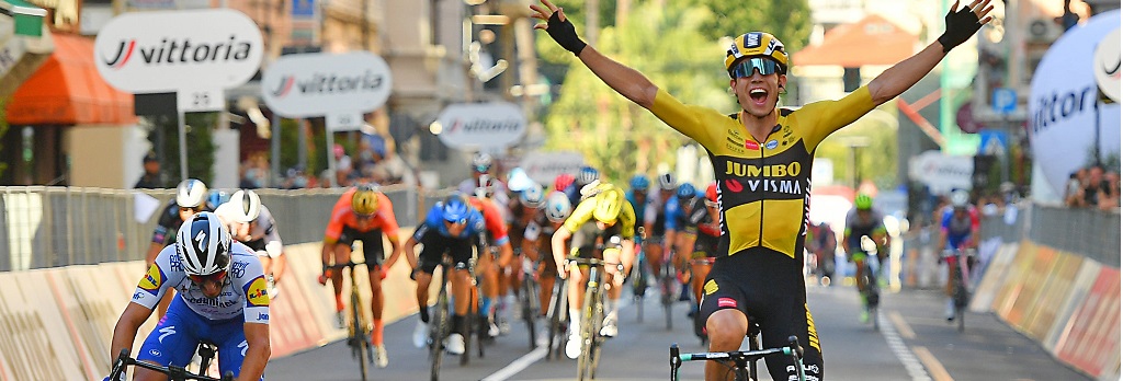 Foto Gian Mattia D'Alberto - LaPresse 08 Agosto 2020 Sanremo (Italia) Sport Ciclismo 111a edizione Milano-Sanremo - da Milano a Sanremo - 305 km Nella foto: Wout van Aert (Team Jumbo - Visma), vincitore , Julian Alaphilippe (Deceuninck - Quick-Step) Photo Gian Mattia D'Alberto - LaPresse August, 08 2020 Sanremo (Italy) Sport Cycling 111 Edition Milano Sanremo - from Milan to Sanremo - 305 km In the pic: Wout van Aert (Team Jumbo - Visma), the winner, Julian Alaphilippe (Deceuninck - Quick-Step)