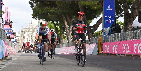 Foto Massimo Paolone/LaPresse
12 maggio 2021 Italia
Sport Ciclismo
Giro d'Italia 2021 - edizione 104 - Tappa 5 - Da Modena a Cattolica (km 177)
Nella foto: EWAN Caleb (AUS) (LOTTO SOUDAL) vincitore di tappa, dietro a sx NIZZOLO Giacomo (ITA) (TEAM QHUBEKA ASSOS) 
Photo Massimo Paolone/LaPresse
May 12, 2021  Italy  
Sport Cycling
Giro d'Italia 2021 - 104th edition - Stage 5 - from Modena to Cattolica 
In the pic: EWAN Caleb (AUS) (LOTTO SOUDAL) stage winner with NIZZOLO Giacomo (ITA) (TEAM QHUBEKA ASSOS)