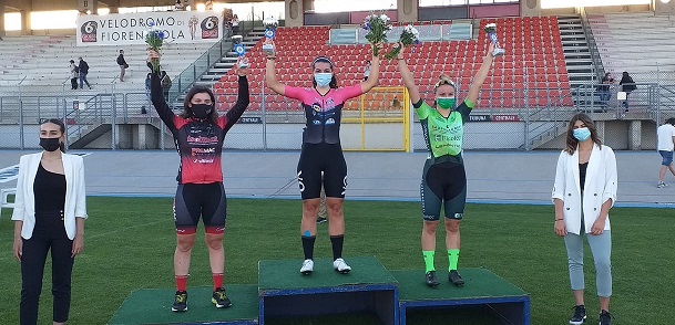 Aurora Mantovani (VO2 Team Pink) sul gradino più alto del podio a Fiorenzuola