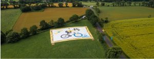 La tela più grande del mondo che celebra il campione Van Aert in azione sulla sua bici dall'iconica ruota blu Swapfiets creata dagli youtuber olandesi Tour de Tetiema_2
