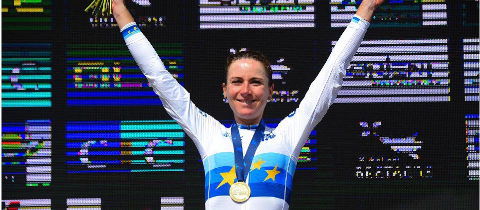 Van Vleuten celebra il primo posto nella categoria Elite Donne dei Campionati Europei di Ciclismo su strada nel 2020 a Plouay (Francia) (Credits: Bettini Photo);