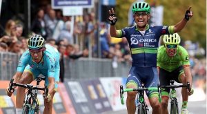 Esteban Chaves taglia il traguardo del Giro di Lombardia 2016 a Bergamo (photo credit RCS Sport)