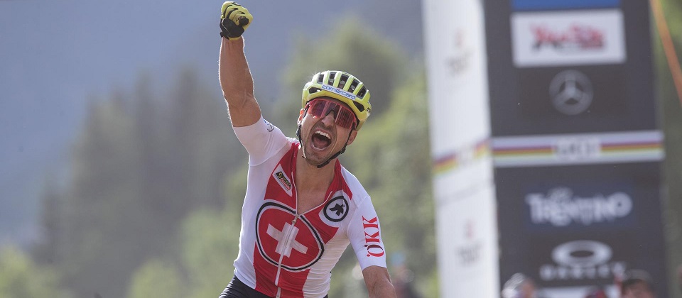 a gioia di Nino Schurter sul traguardo del Cross Country (Credits: Michele Mondini)