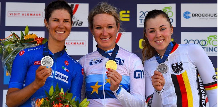 Elena Cecchini (sinistra) sul podio dell'Europeo di Alkmaar 2019 concluso al secondo posto dietro Amy Pieters (centro) e davanti a Lisa Klein (destra) (Credits: Bettini Photo);