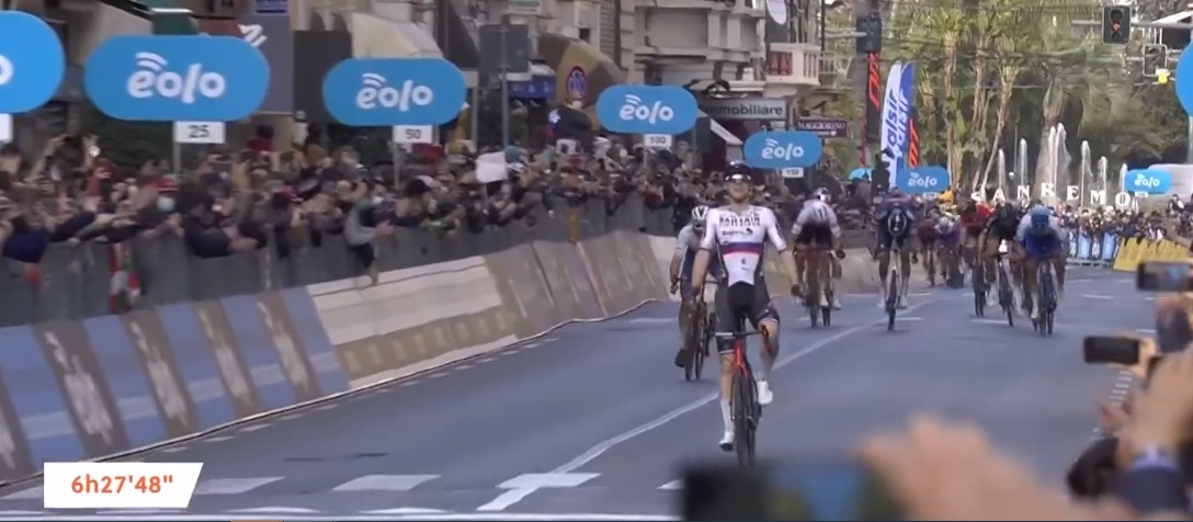 Matej Mohoric vince la Milano-Sanremo 2022