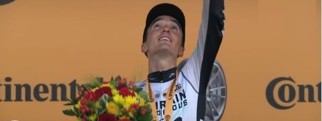 Pello Bilbao dedica la vittoria a Gino Mader.