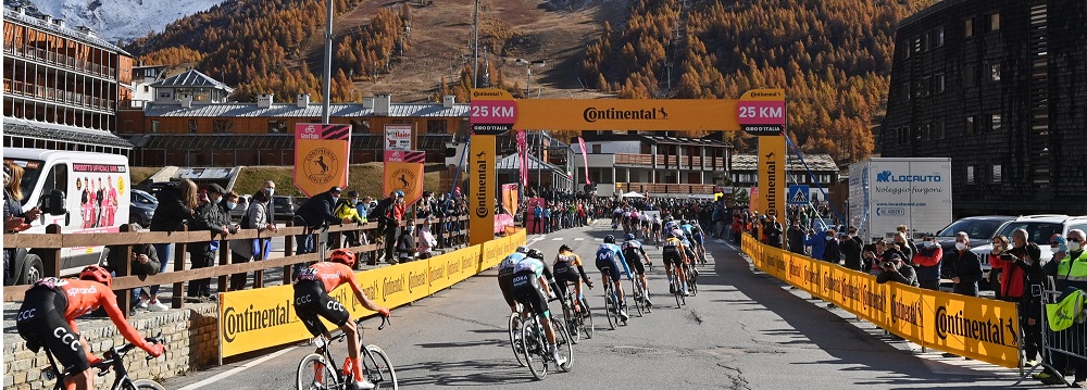 Foto Massimo Paolone/LaPresse 
24 ottobre 2020 Italia
Sport Ciclismo
Giro d'Italia 2020 - edizione 103 - Tappa 20 - Da Alba a Sestriere (km 198)
Nella foto: durante la gara
Photo Massimo Paolone/LaPresse
October 24, 2020  Italy  
Sport Cycling
Giro d'Italia 2020 - 103th edition - Stage 20 - From Alba to Sestriere
In the pic: during the race